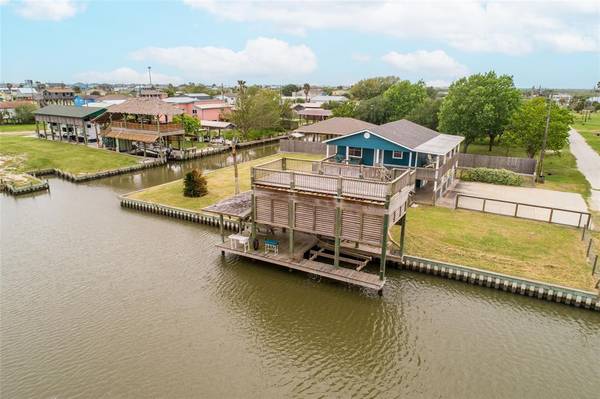 1134 Mayes RD, Crystal Beach, TX 77650