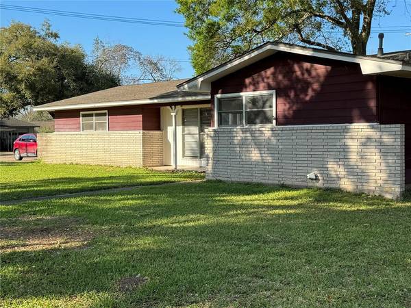 101 Carnation ST, Lake Jackson, TX 77566