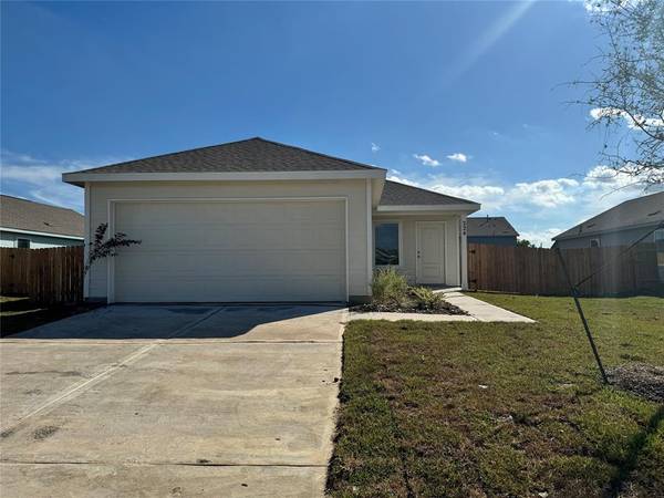 224 Dallas DR, Angleton, TX 77515