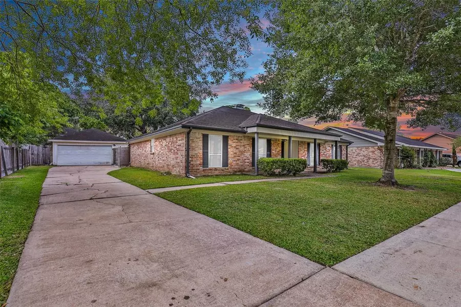 317 W Castle Harbour DR, Friendswood, TX 77546