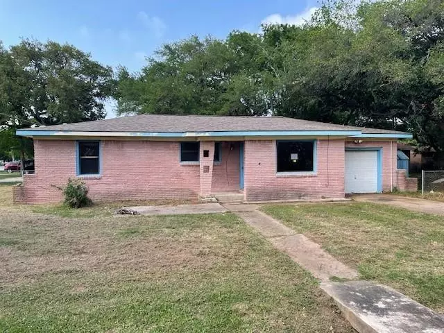 300 Dorsett ST, Clute, TX 77531