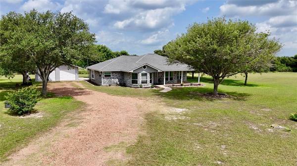 2460 State Highway 95 N, Moulton, TX 77975