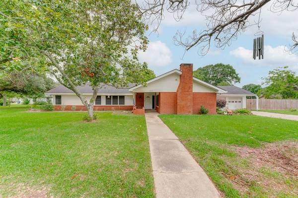 907 E Magnolia ST,  Angleton,  TX 77515