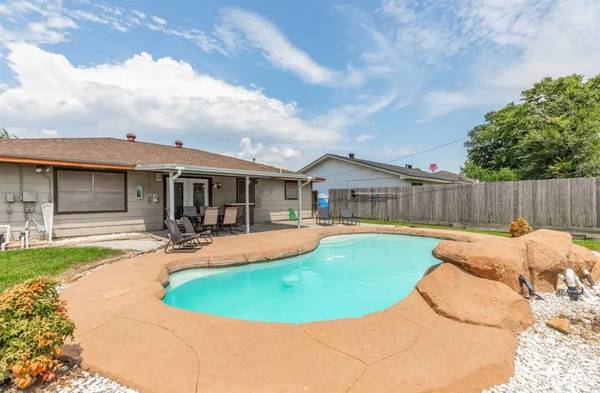 215 N 37th ST, Nederland, TX 77627