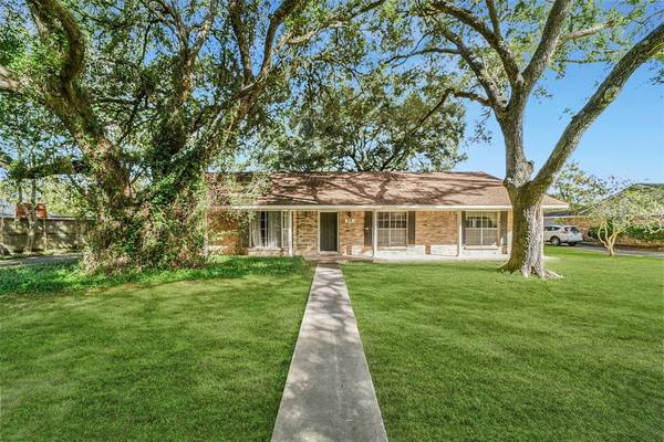 314 Coke LN, Alvin, TX 77511