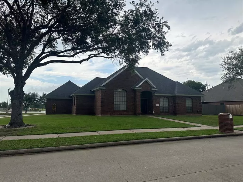 22 Chuckwagon CT, Angleton, TX 77515