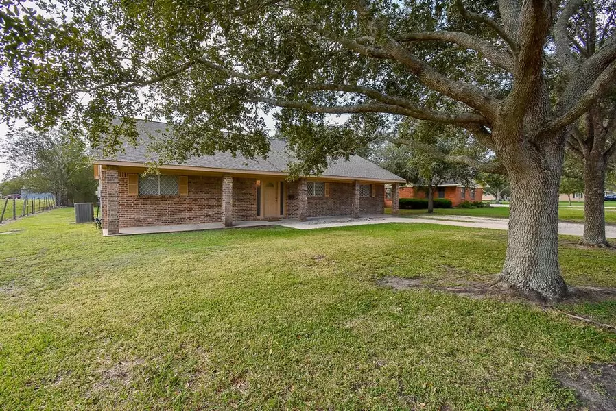 912 Spruce AVE, El Campo, TX 77437