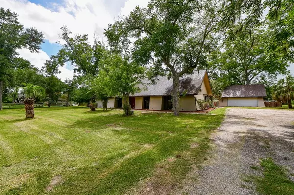 1235 Pony LN, Simonton, TX 77485