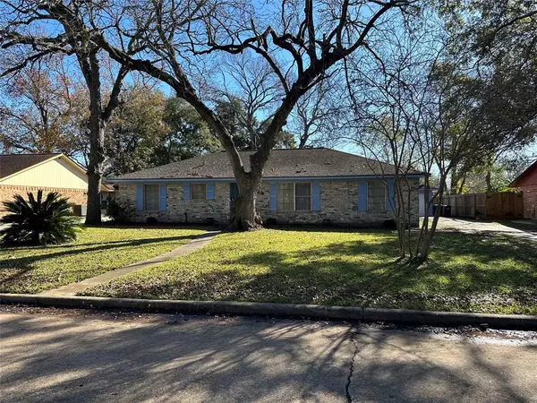 122 Emerald DR,  Clute,  TX 77531