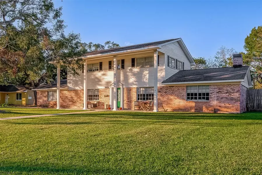 115 Persimmon LN, Lake Jackson, TX 77566