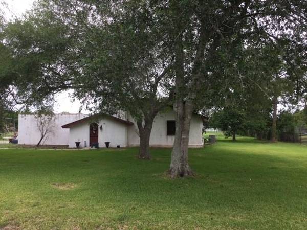 118 Leisure LN, Alvin, TX 77511