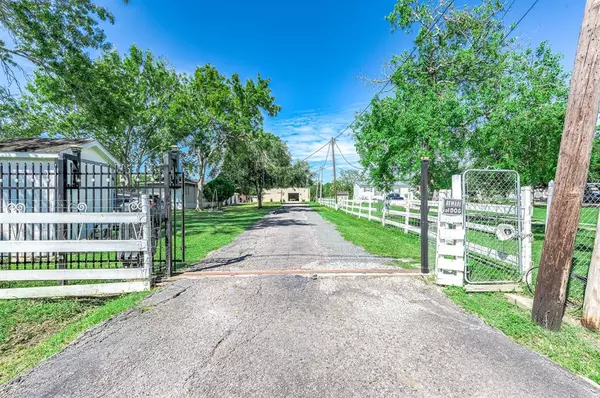 19258 County Road 927c,  Alvin,  TX 77511