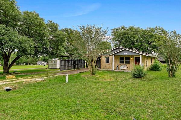 821 S Mill ST,  Flatonia,  TX 78941