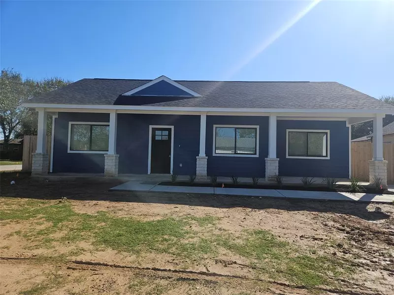 300 2nd ST, Eagle Lake, TX 77434