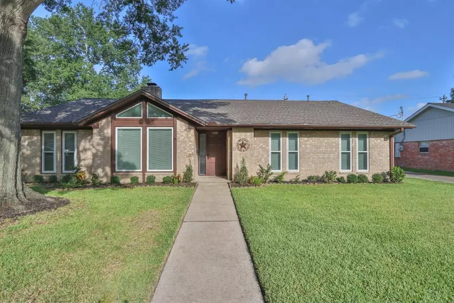 1102 Cedar LN, El Lago, TX 77586