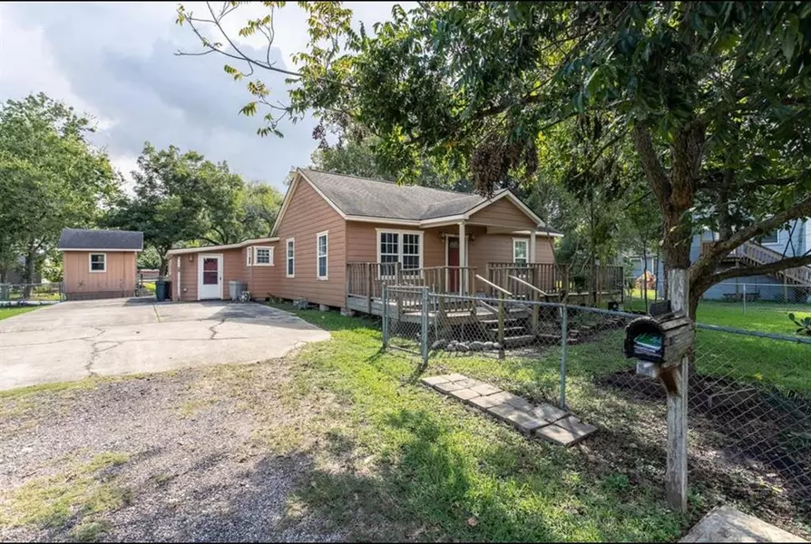 111 S 3rd ST, Highlands, TX 77562