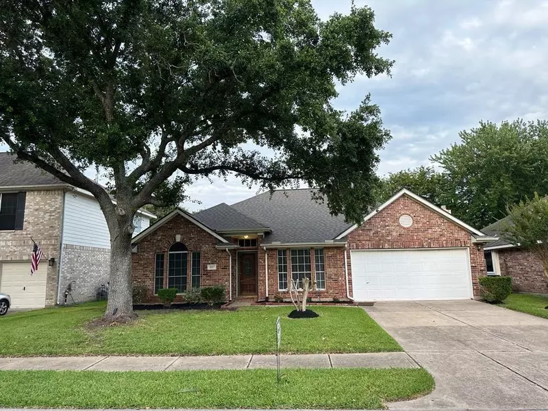 1027 S Wellsford Drive, Pearland, TX 77584