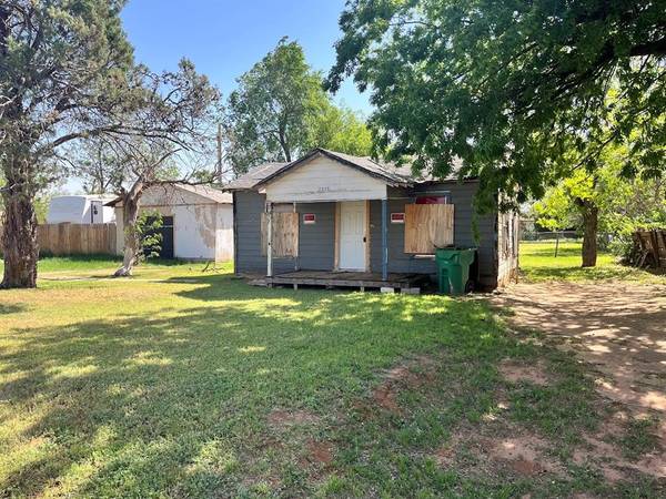 2517 Bowie ST, Vernon, TX 76384