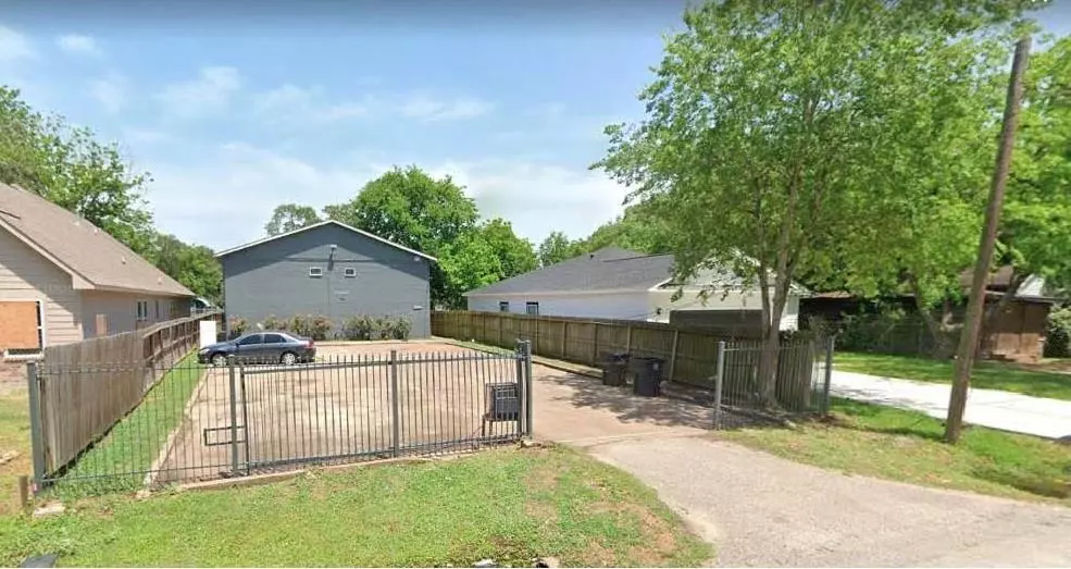 Houston, TX 77051,8005 Bowen ST