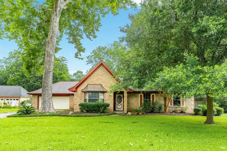 406 Huckleberry DR, Lake Jackson, TX 77566