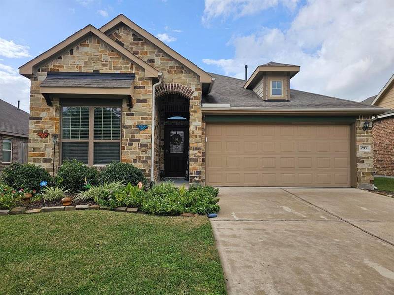 6719 Hunters Way LN, Baytown, TX 77521