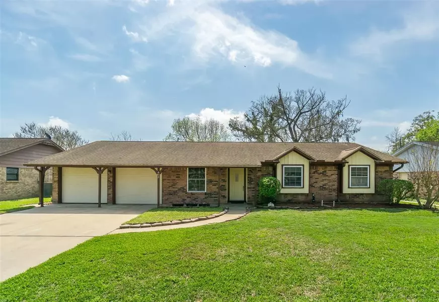 403 Petunia ST, Lake Jackson, TX 77566