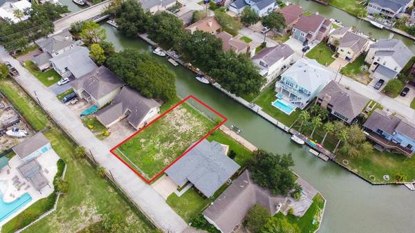 88 Bayou LN, Kemah, TX 77565