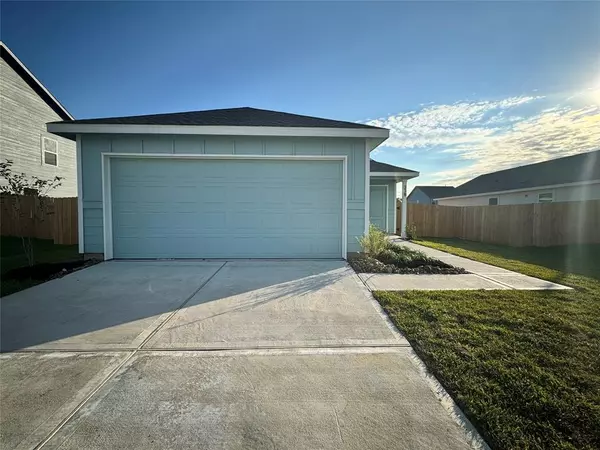 228 Dallas DR, Angleton, TX 77515