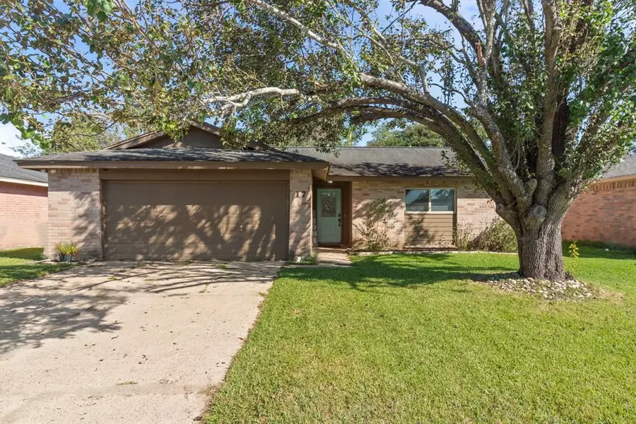 17 Lobo CT, Angleton, TX 77515