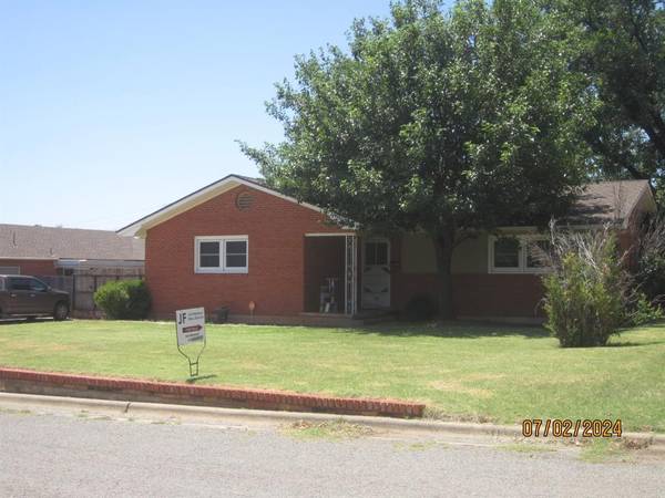 1103 Avenue L NW, Childress, TX 79201