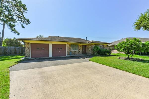 4225 Iris LN, Deer Park, TX 77536