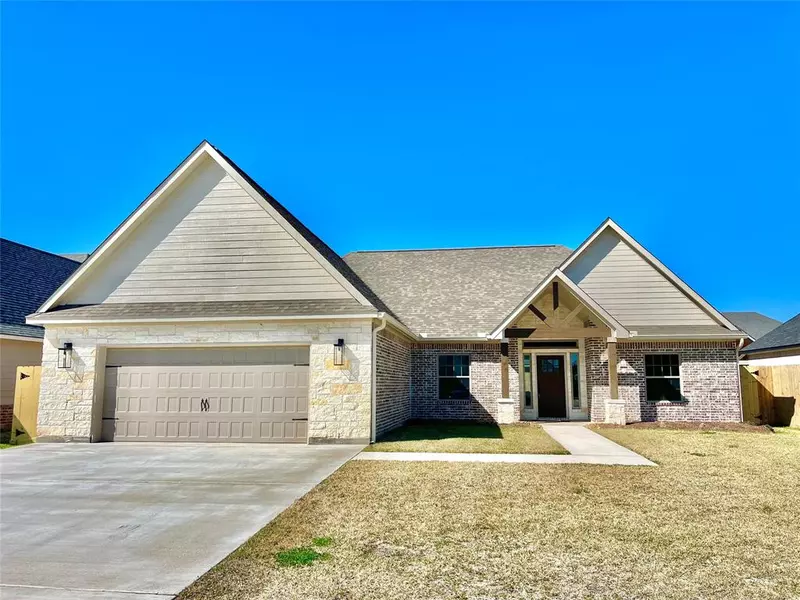 5 Gemstone CT, Angleton, TX 77515