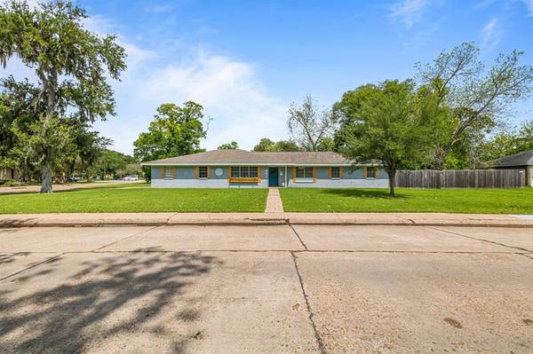 601 Center Way ST, Lake Jackson, TX 77566