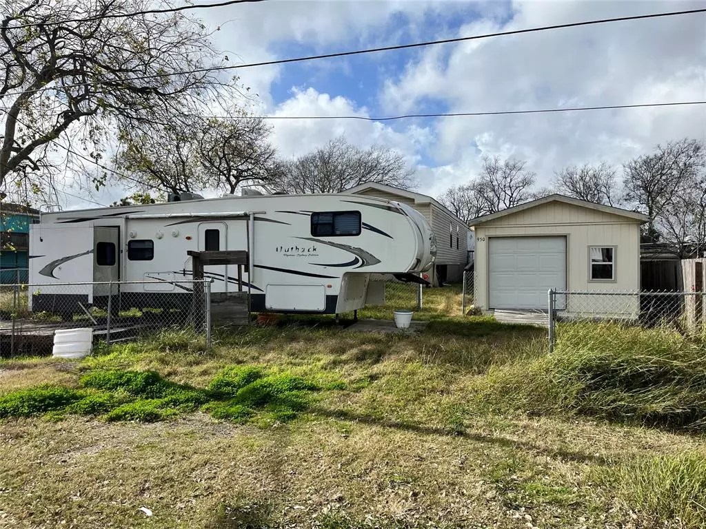 San Leon, TX 77539,950 12th ST