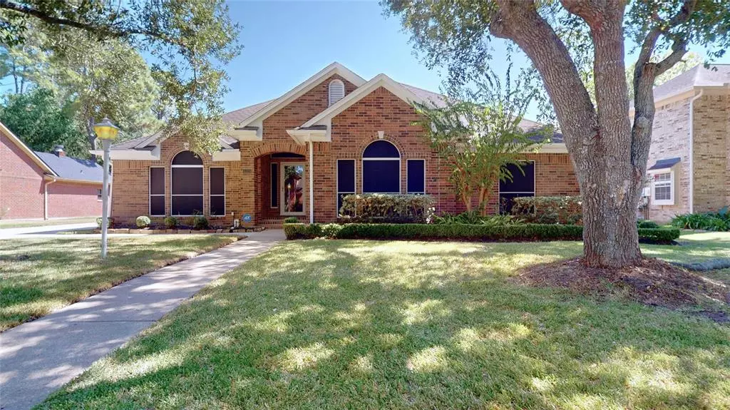 1205 Silverleaf DR, Friendswood, TX 77546