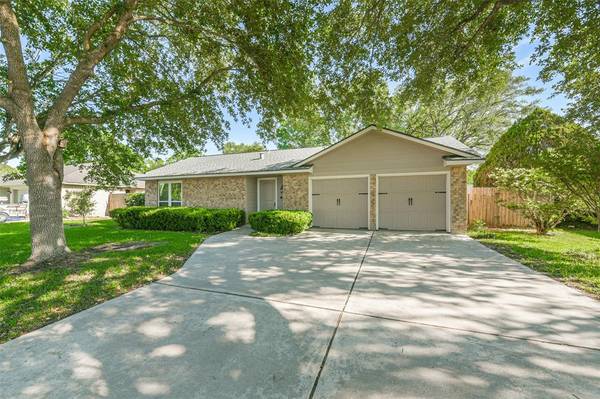 5314 Bramble LN, Dickinson, TX 77539