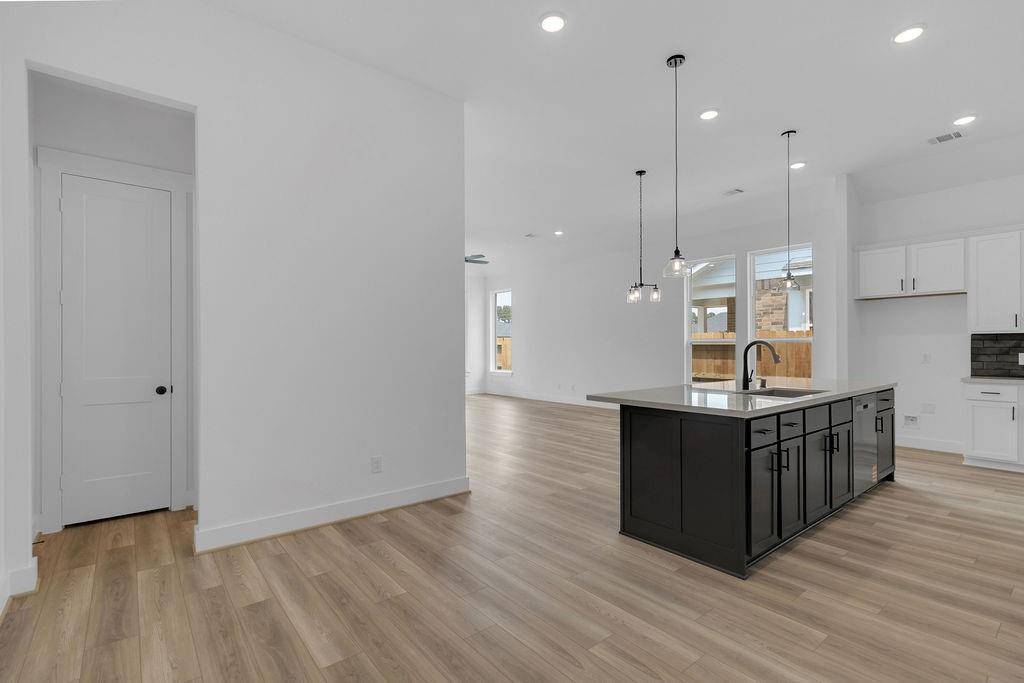 Tomball, TX 77377,20822 Brown Sativa WAY