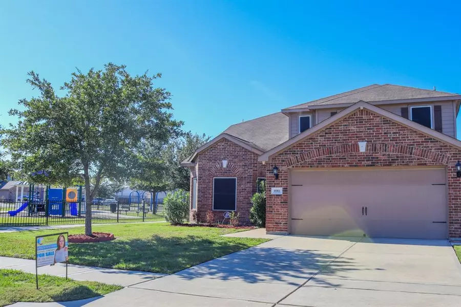 6911 Wolfberry LN, Baytown, TX 77521