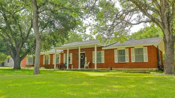 205 Richard RD, La Grange, TX 78945