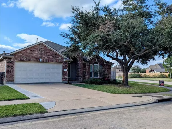 2102 Forest Bank LN, Pearland, TX 77581