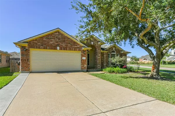 2102 Forest Bank LN, Pearland, TX 77581