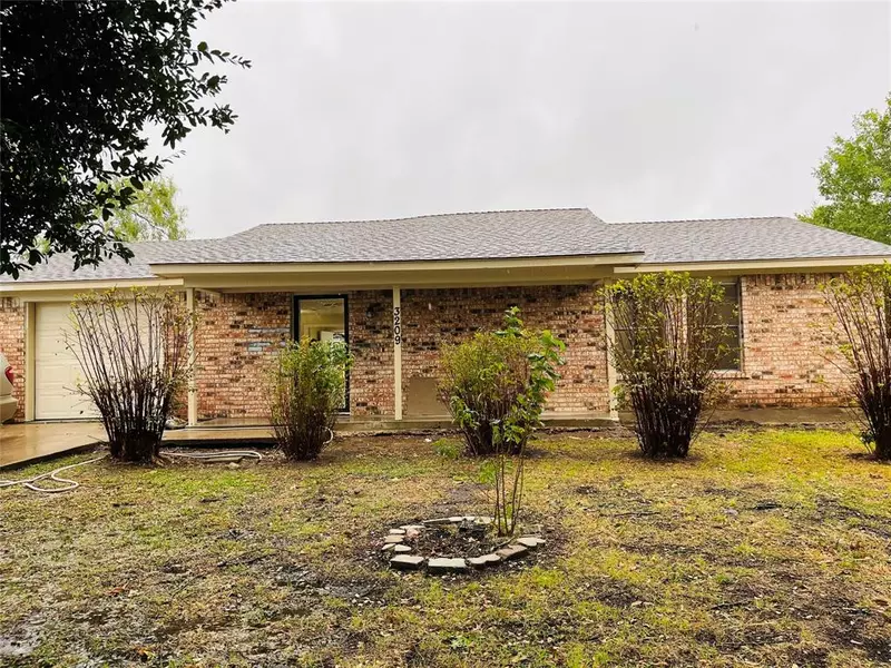 3209 Oakridge DR, Corsicana, TX 75110