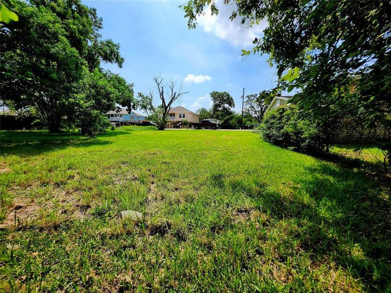 402 Bay Oaks DR, La Porte, TX 77571