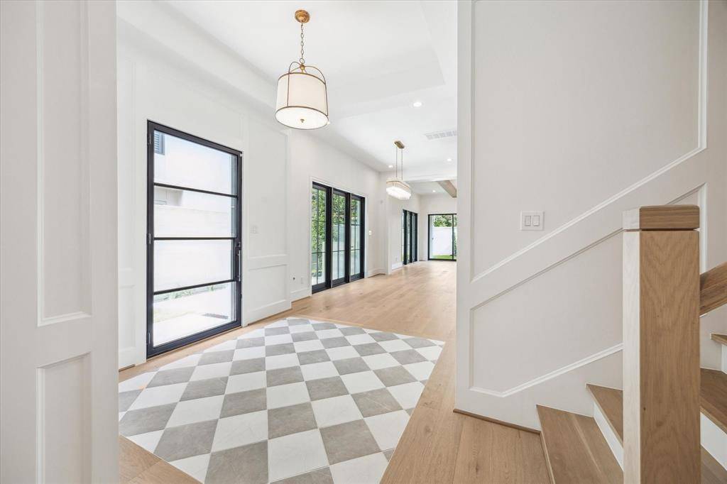 Houston, TX 77027,3020 Mid LN