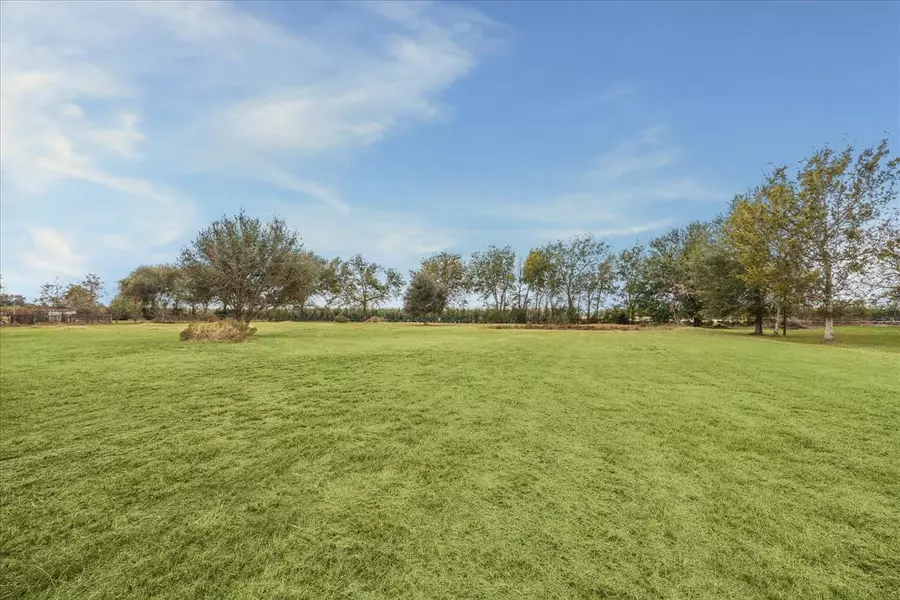 3184 Borgel RD, Sealy, TX 77474