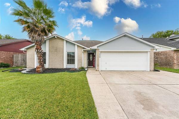 3808 Youpon DR, La Porte, TX 77571