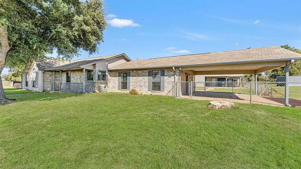 1252 County Road 106, Paige, TX 78659