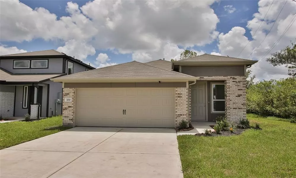 100 Laura Leigh LN, Angleton, TX 77515