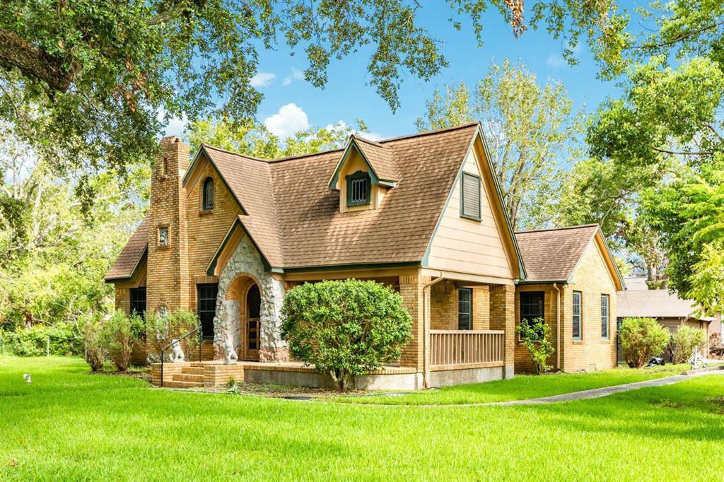 Angleton, TX 77515,229 E Cedar ST