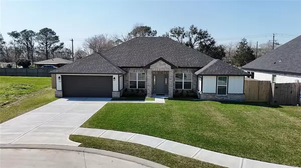 608 Greystone LN, Angleton, TX 77515